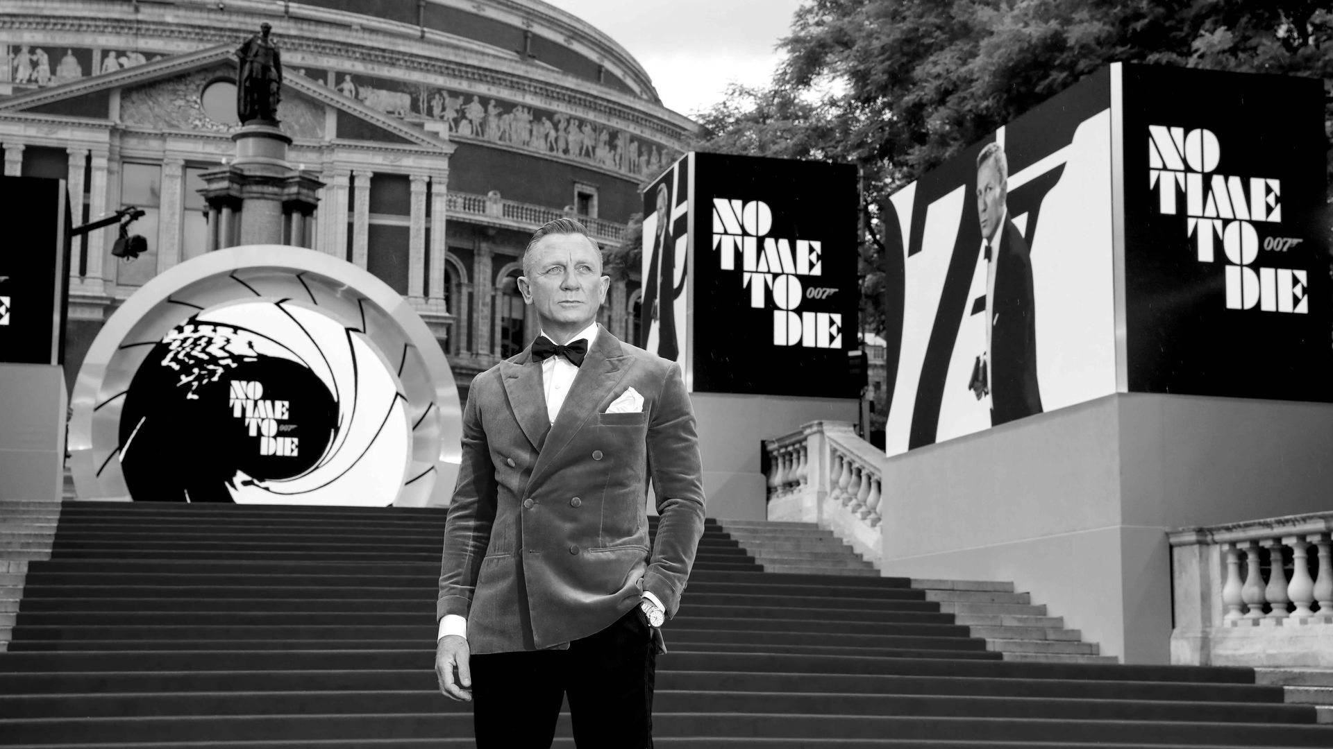 Daniel Craig attends the World Premiere of "NO TIME TO DIE"