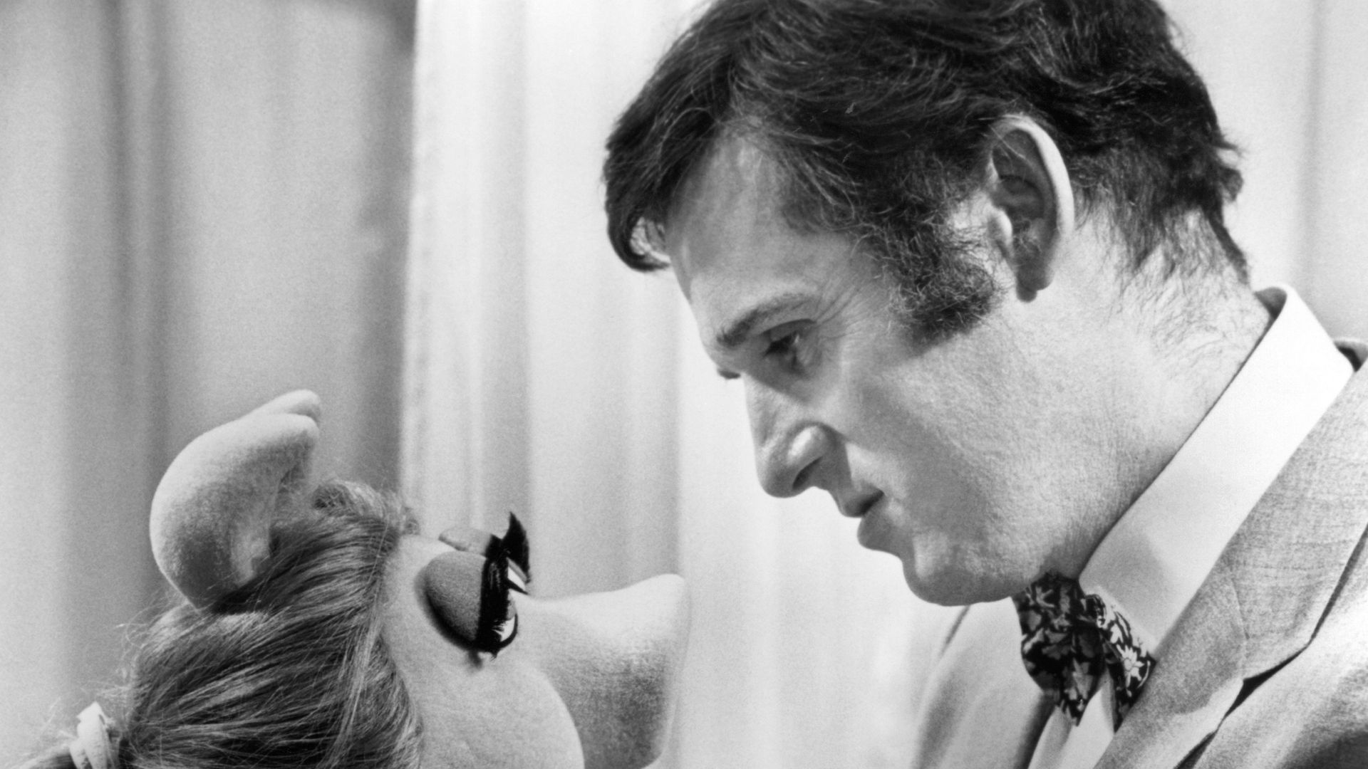 Miss Piggy and Charles Grodin in "The Great Muppet Caper,"