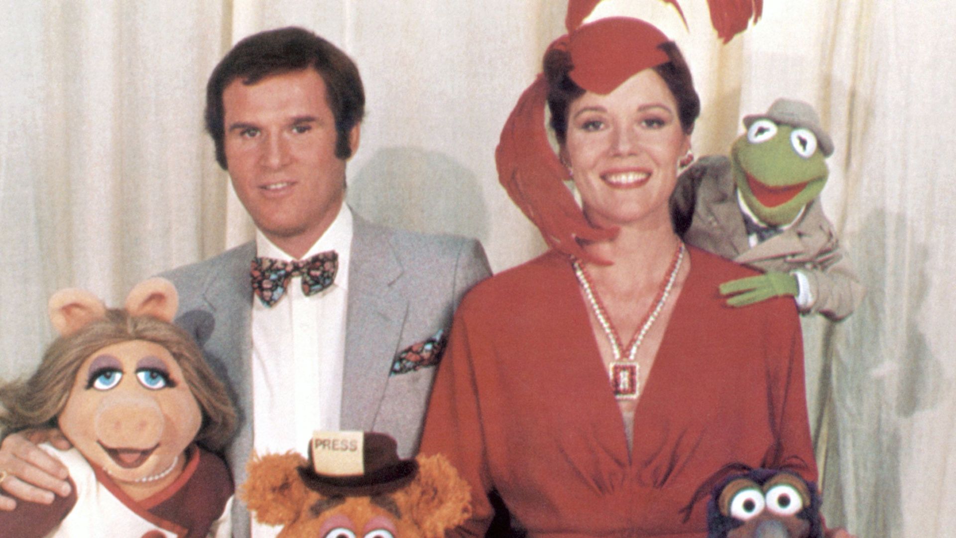 Charles Grodin, Diana Rigg and the Muppets in "The Great Muppet Caper."